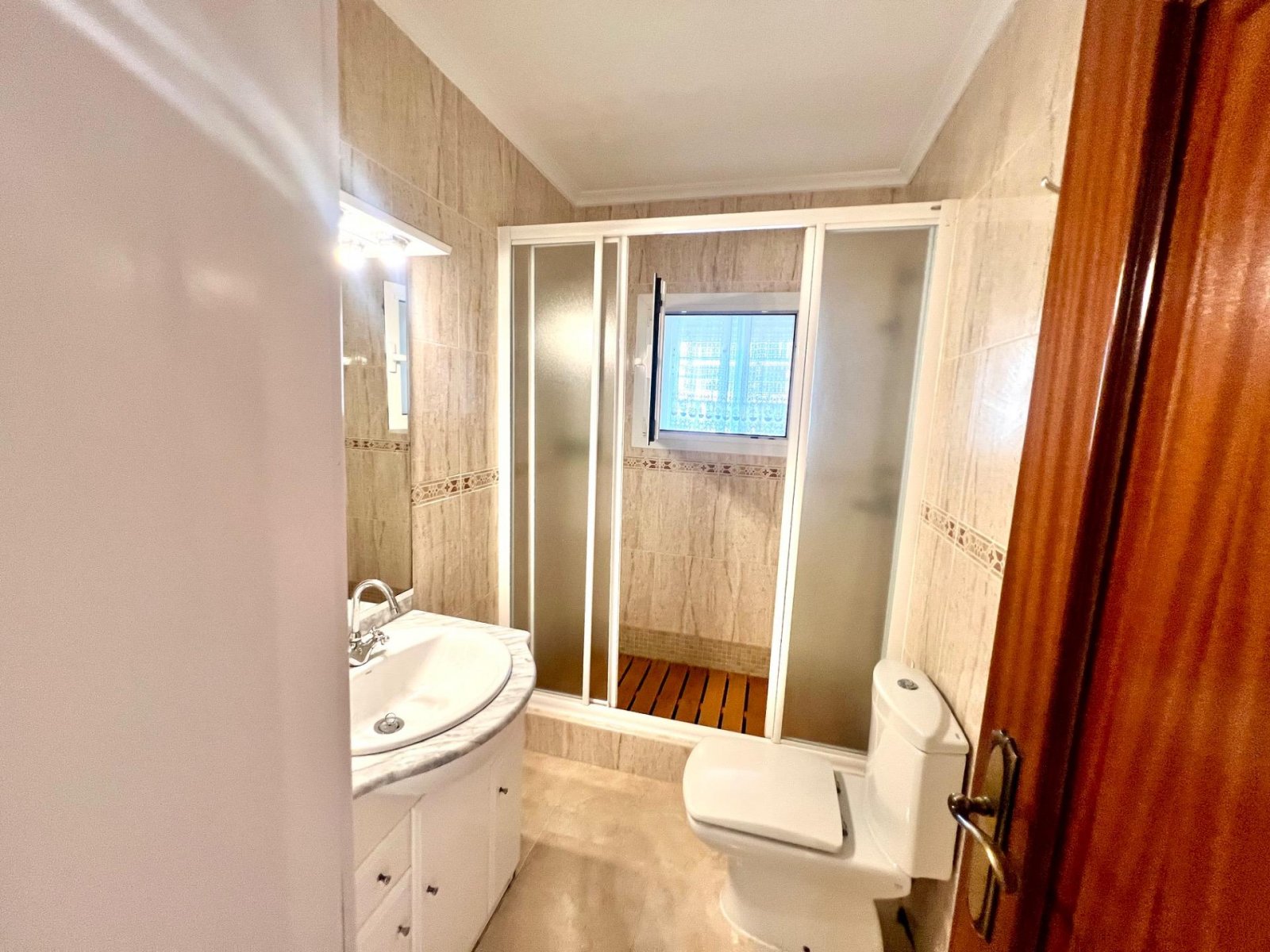 Erdgeschoss-Wohnung mit 3 Schlafzimmern, 1 Bad, großer Terrasse und Kfz-Stellplatz nur 20 m vom Strand