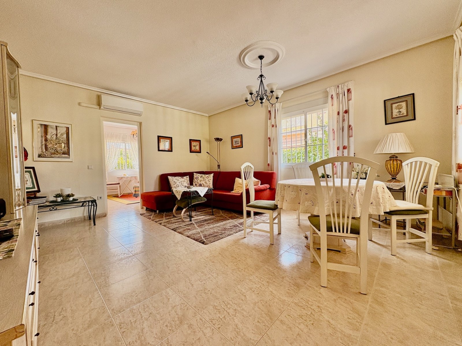 Endreihenhaus mit 3 Schlafzimmern, 2 Bädern, Klimaanlage und Gemeinschaftspool