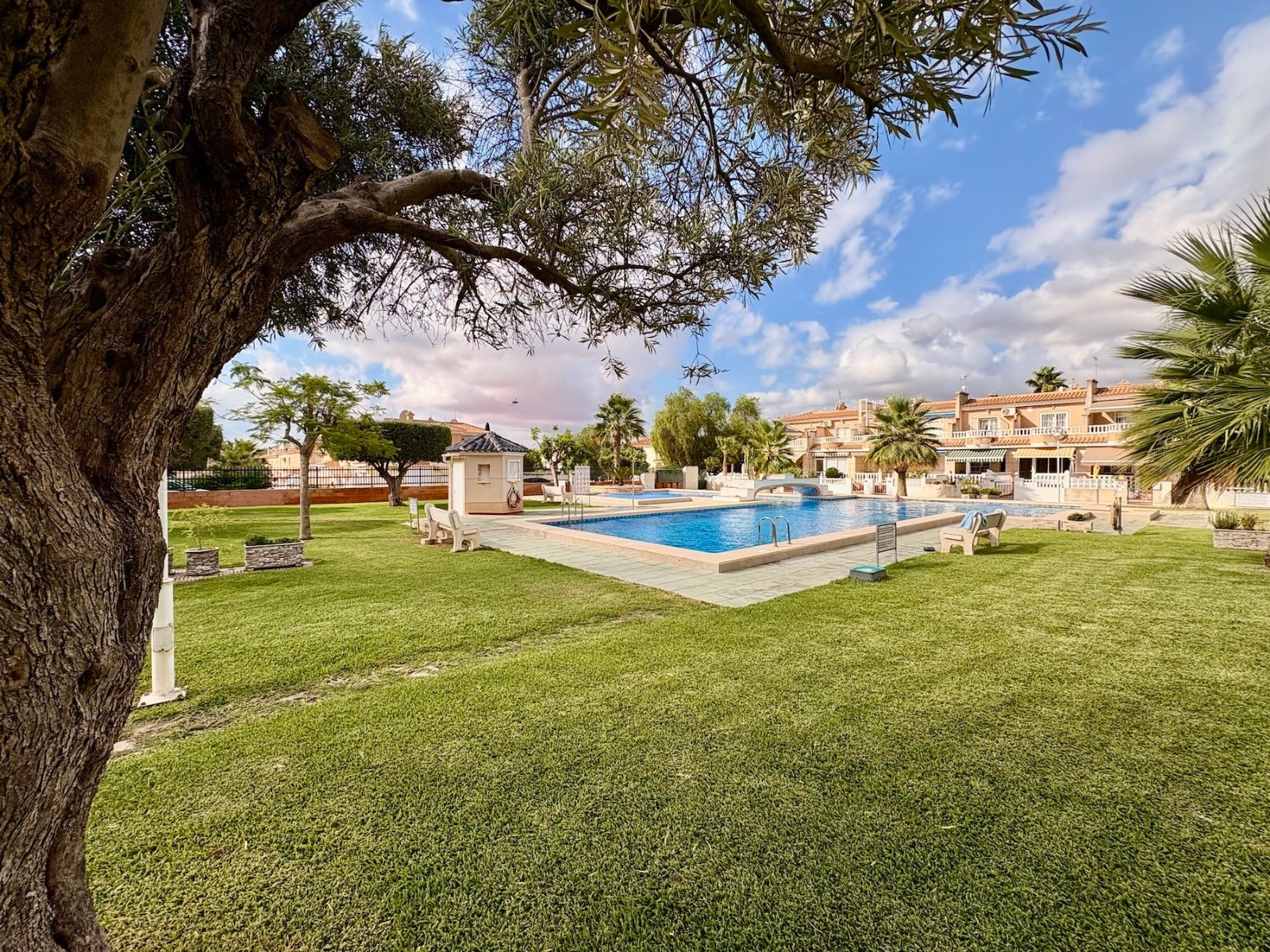 Endreihenhaus mit 3 Schlafzimmern, 2 Bädern, Klimaanlage und Gemeinschaftspool