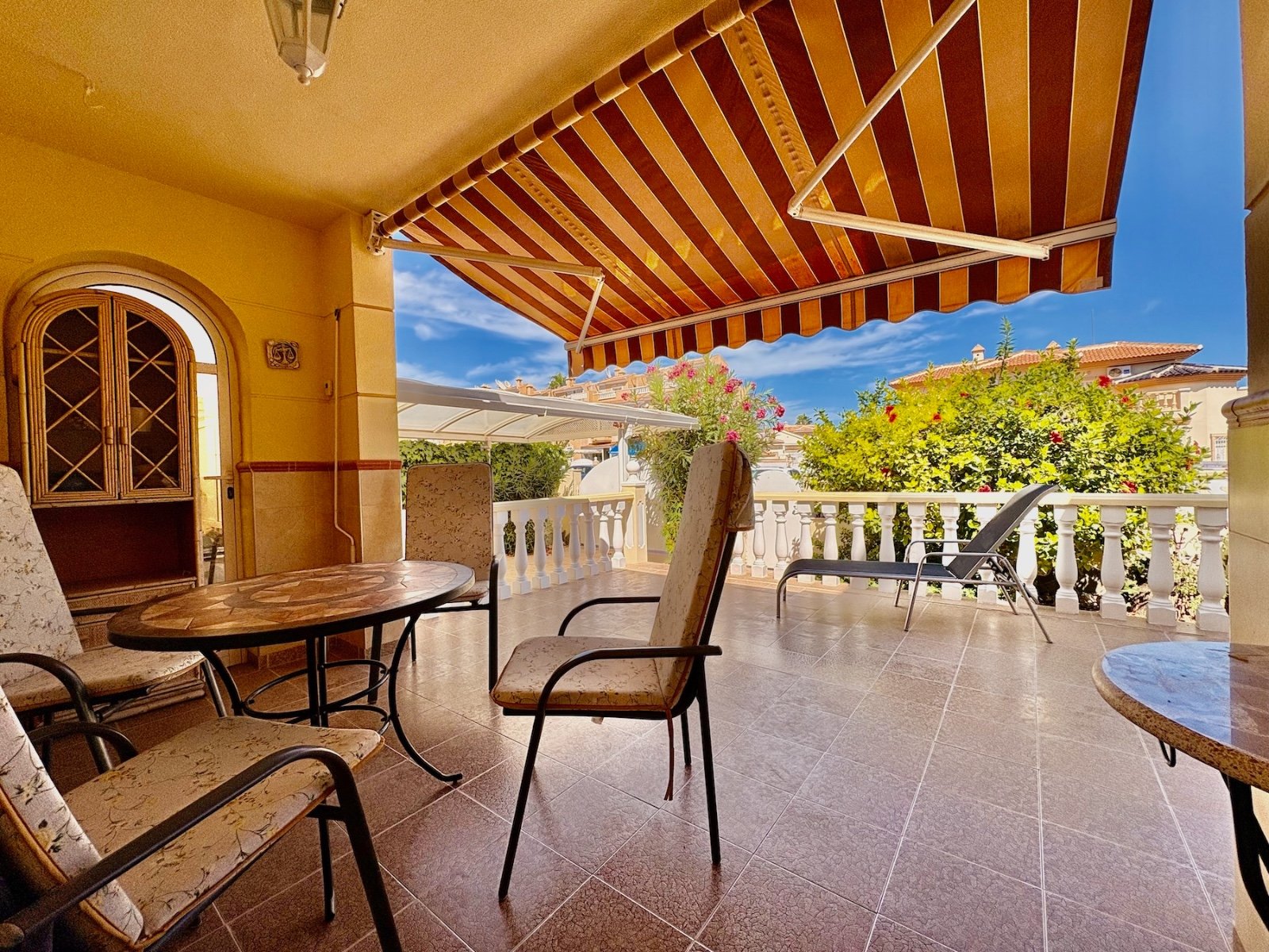 Endreihenhaus mit 3 Schlafzimmern, 2 Bädern, Klimaanlage und Gemeinschaftspool