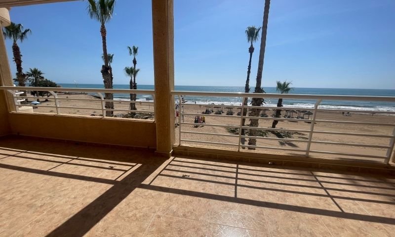 Appartement mit 3 Schlafzimmern und 2 Bädern in erster Linie am Strand von La Mata