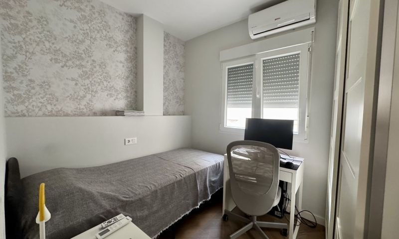 Komplett renovierte Penthouse-Wohnung mit Meerblick im Zentrum von Torrevieja