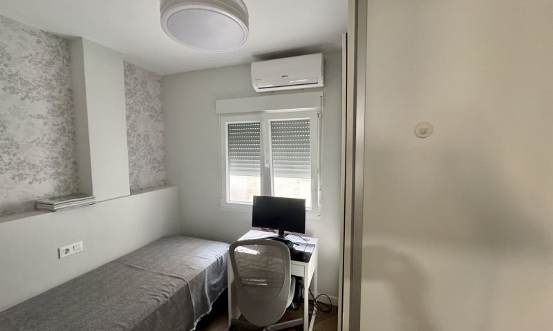 Komplett renovierte Penthouse-Wohnung mit Meerblick im Zentrum von Torrevieja