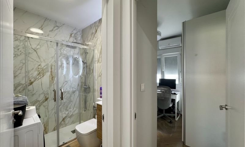 Komplett renovierte Penthouse-Wohnung mit Meerblick im Zentrum von Torrevieja