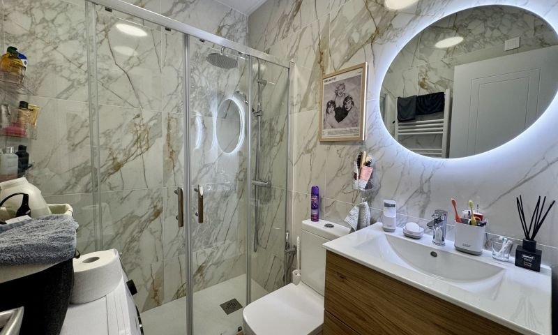 Komplett renovierte Penthouse-Wohnung mit Meerblick im Zentrum von Torrevieja