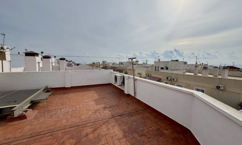 Komplett renovierte Penthouse-Wohnung mit Meerblick im Zentrum von Torrevieja