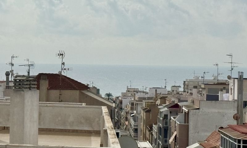 Komplett renovierte Penthouse-Wohnung mit Meerblick im Zentrum von Torrevieja