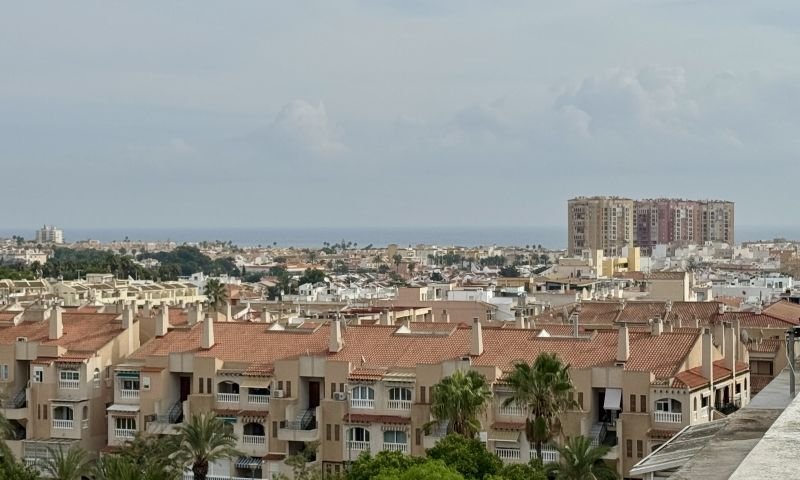 Komplett renovierte Penthouse-Wohnung mit Meerblick im Zentrum von Torrevieja