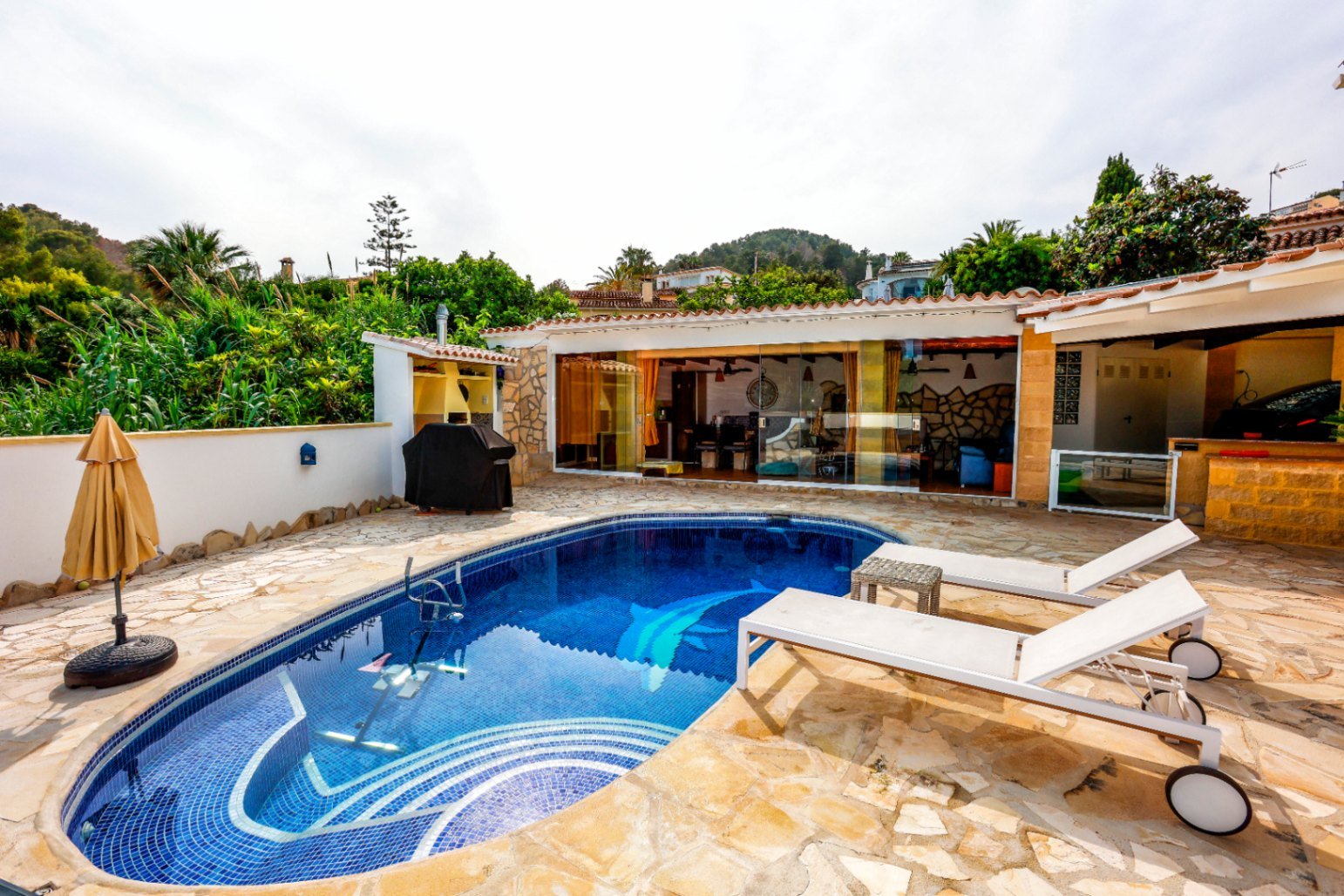 Geräumige Villa mit 5 Schlafzimmern, 3 Bädern, Gäste-WC und Privatpool