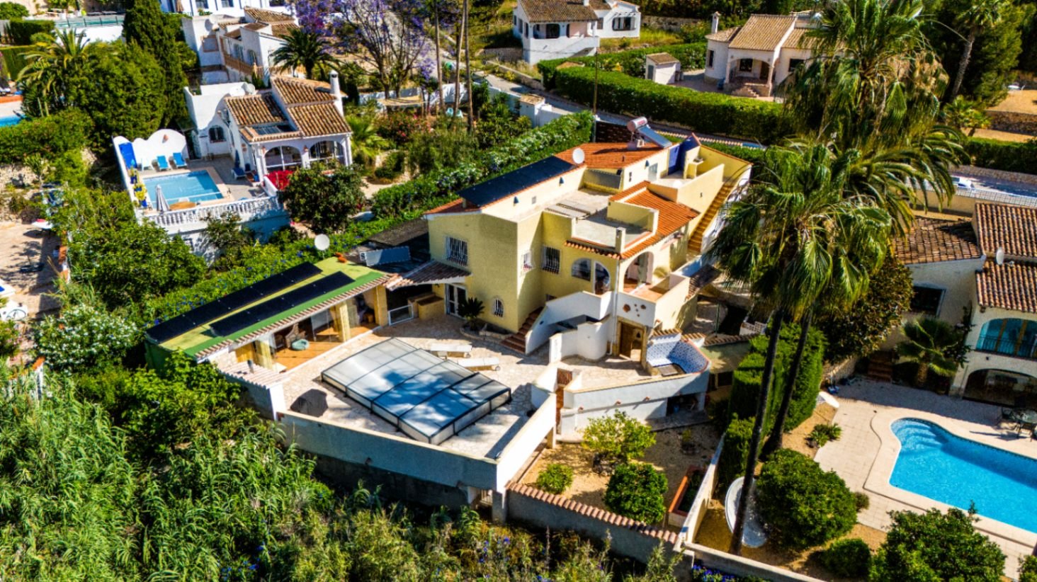 Geräumige Villa mit 5 Schlafzimmern, 3 Bädern, Gäste-WC und Privatpool