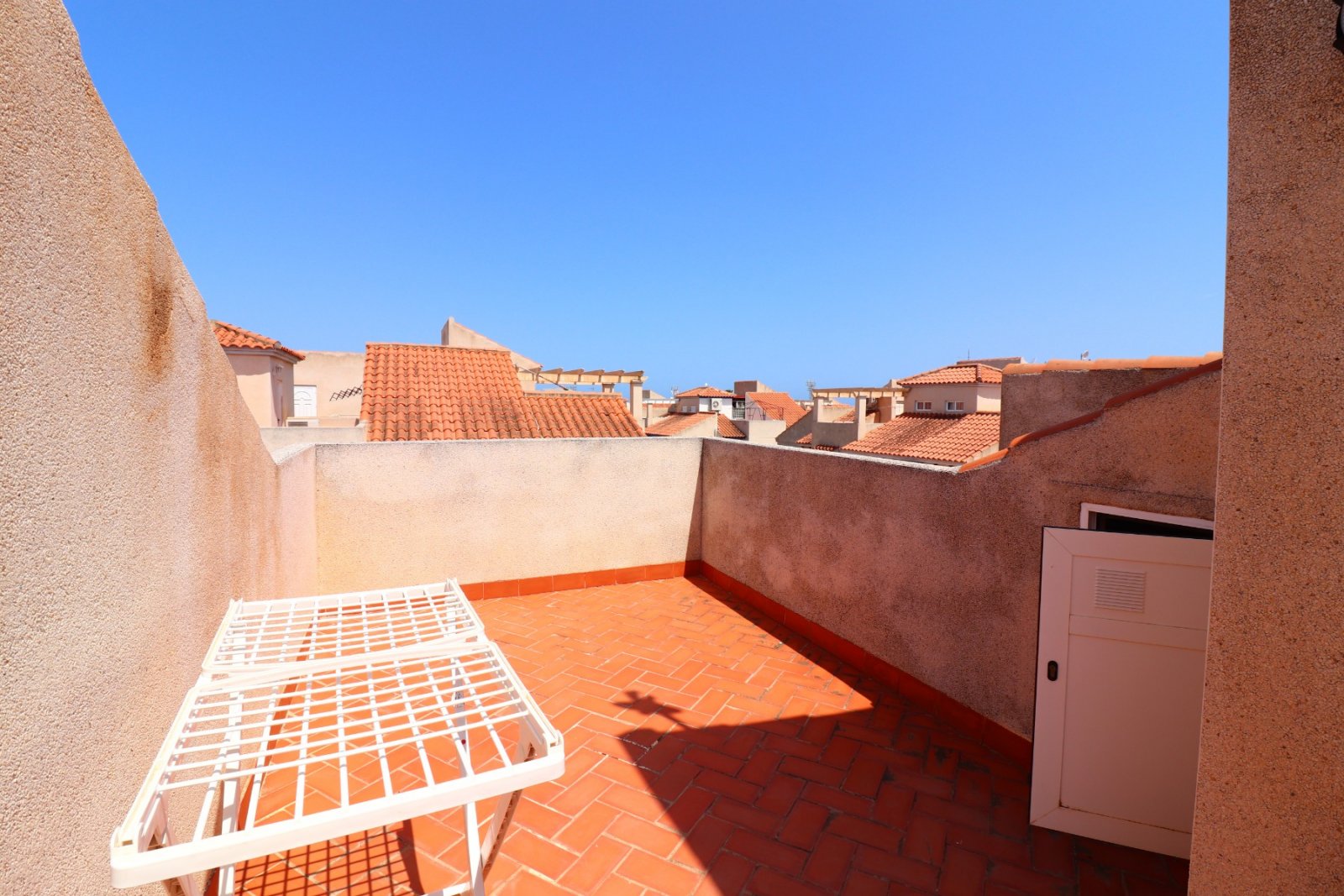 Obergeschoss-Wohnung mit 2 Schlafzimmern, 1 Bad, Dachterrasse und Gemeinschaftspool in Playa Flamenca