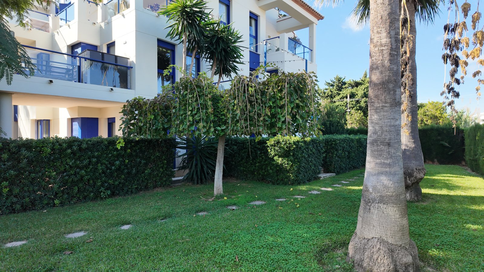 Exklusive Wohnung mit 2 Schlafzimmern und 2 Bädern in wunderschöner Wohnanlage nur 200 m vom Strand