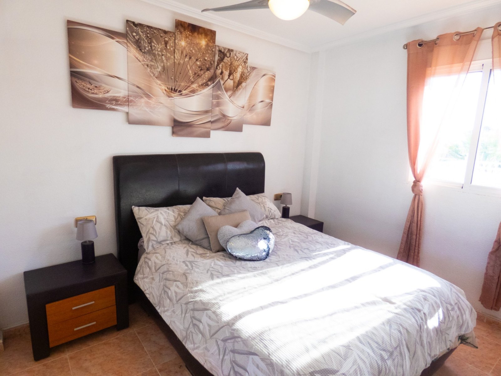 Villa mit 4 Schlafzimmern, 3 Bädern, Dachterrasse, Privatpool und schönem Ausblick