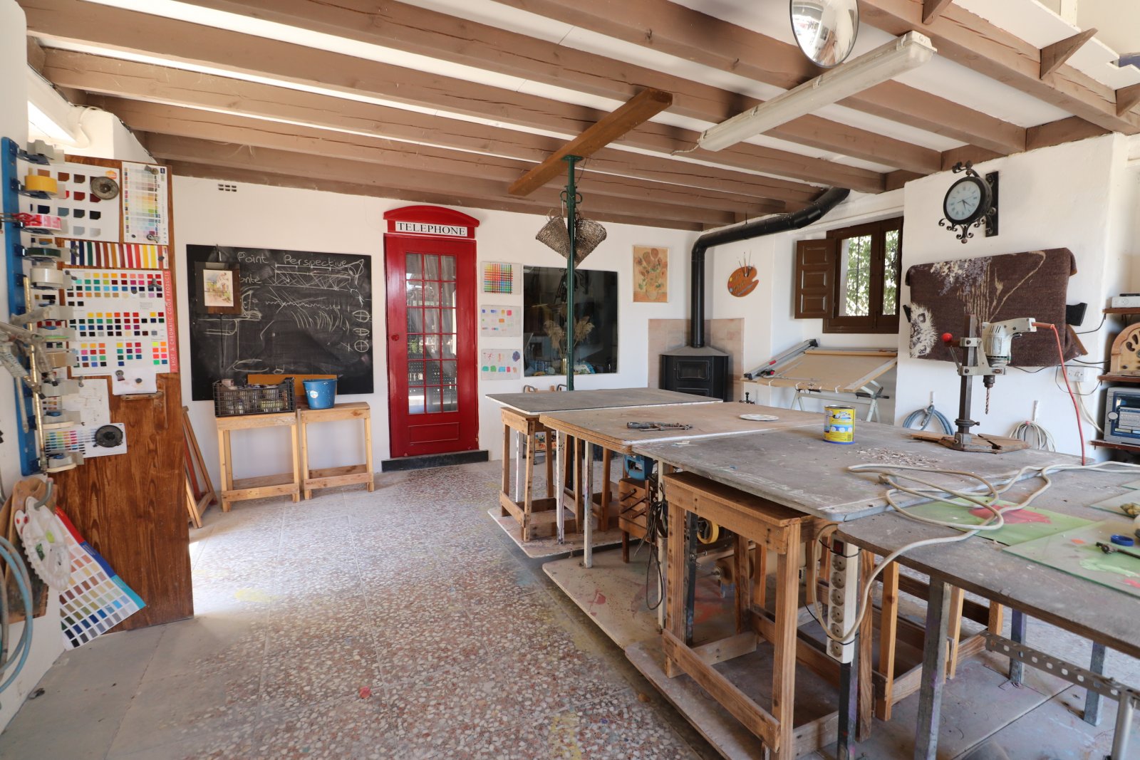 Wunderschöne Landhaus-Villa mit 7 Schlafzimmern, 5 Bädern, Privatpool und schönem Ausblick auf großem Grundstück