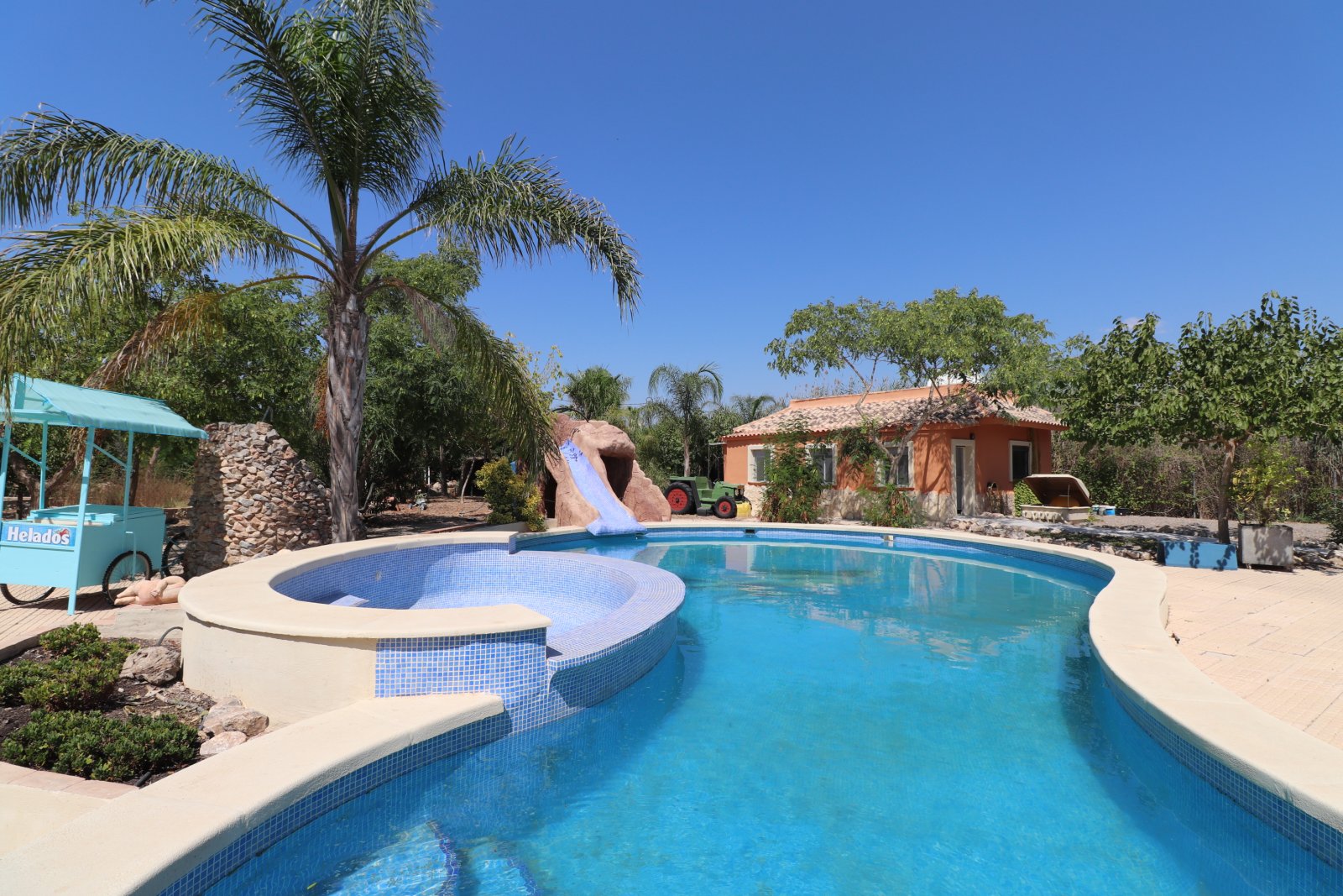 Wunderschöne Landhaus-Villa mit 7 Schlafzimmern, 5 Bädern, Privatpool und schönem Ausblick auf großem Grundstück