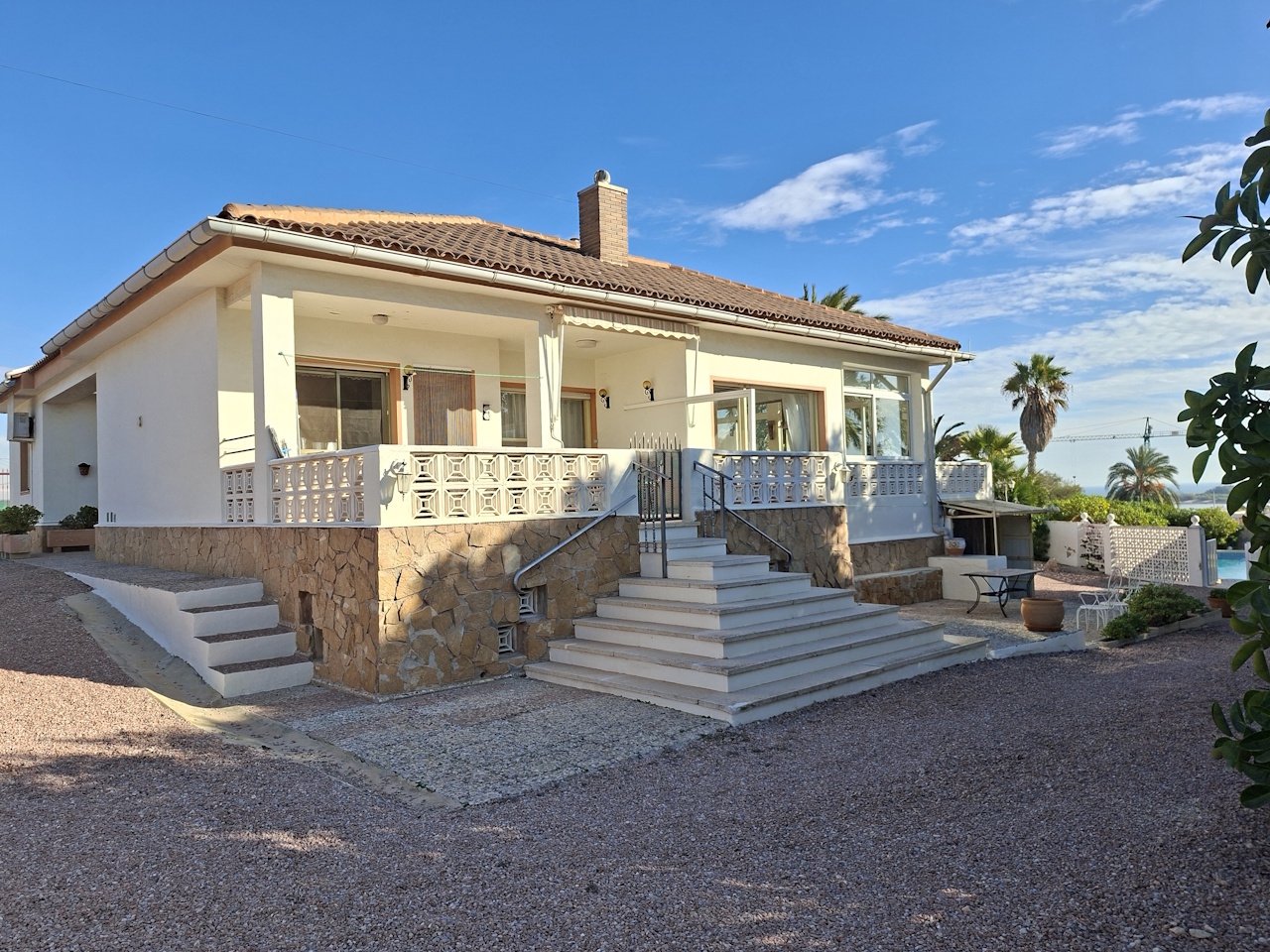 Villa mit Gästehaus, Privatpool und fantastischem Meerblick