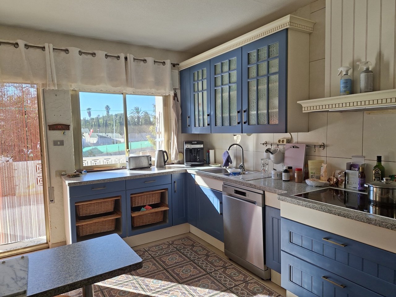 Villa mit Gästehaus, Privatpool und fantastischem Meerblick