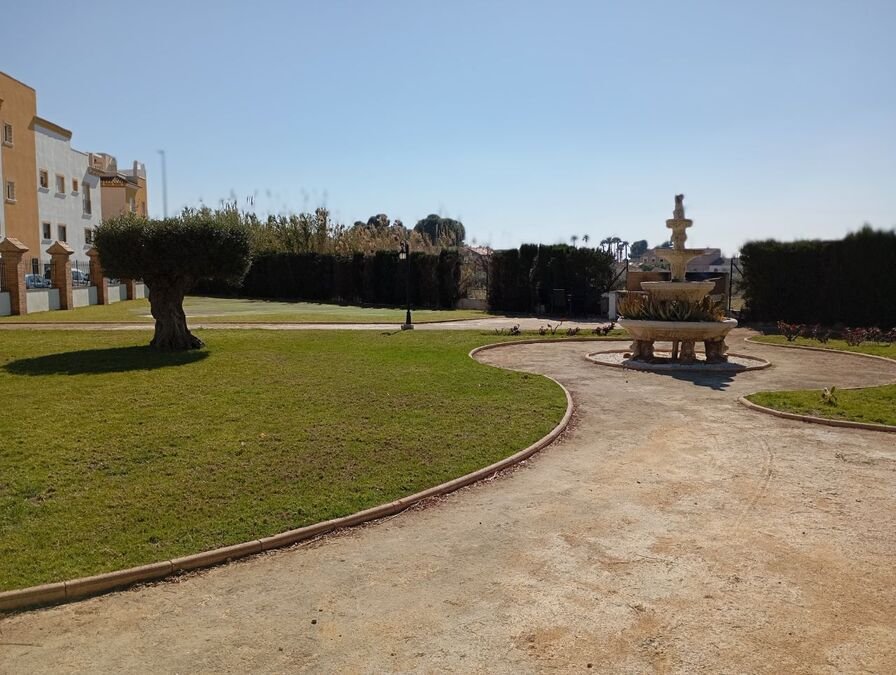 Reihenhaus mit 2 Schlafzimmern, 1 Bad, Gäste-WC, Dachterrasse und Gemeinschaftspool