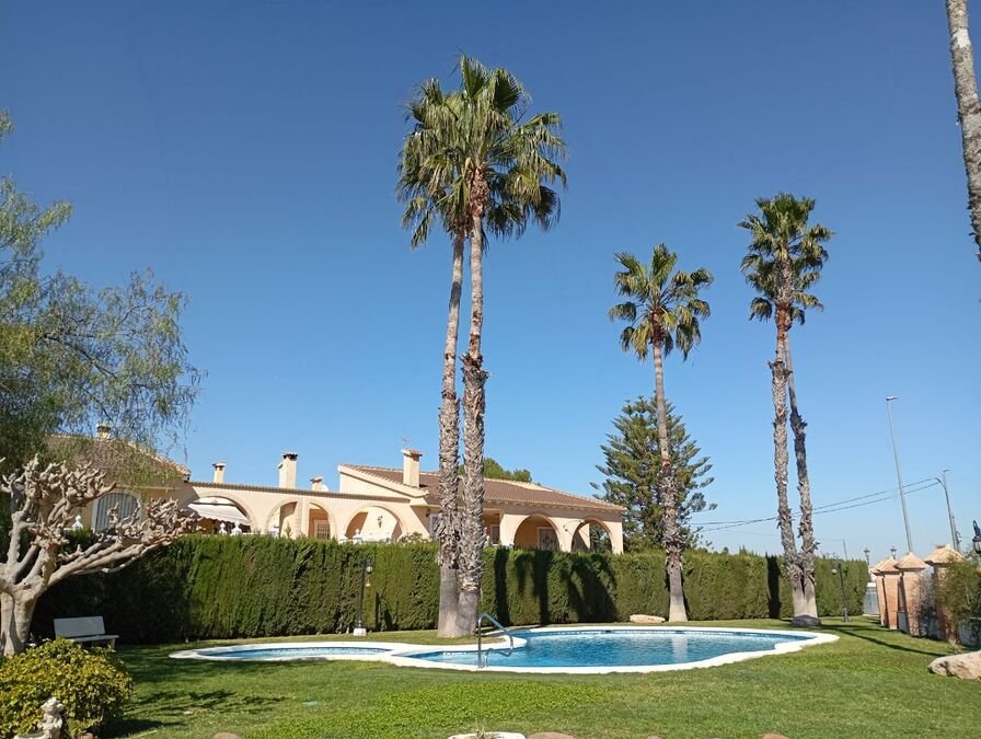 Reihenhaus mit 2 Schlafzimmern, 1 Bad, Gäste-WC, Dachterrasse und Gemeinschaftspool