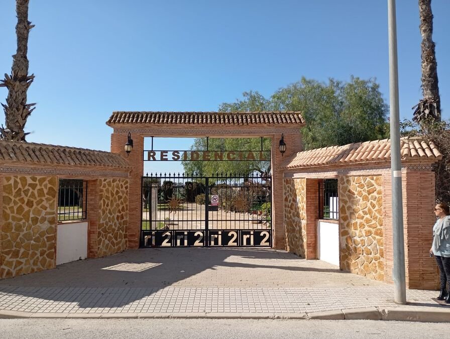 Reihenhaus mit 2 Schlafzimmern, 1 Bad, Gäste-WC, Dachterrasse und Gemeinschaftspool