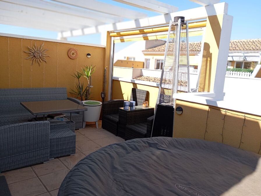 Reihenhaus mit 2 Schlafzimmern, 1 Bad, Gäste-WC, Dachterrasse und Gemeinschaftspool