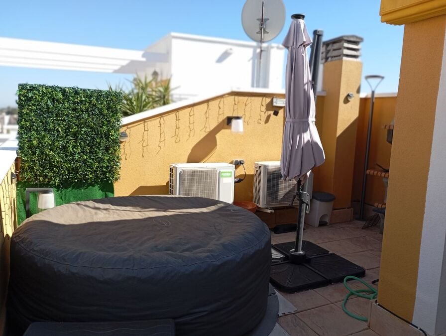 Reihenhaus mit 2 Schlafzimmern, 1 Bad, Gäste-WC, Dachterrasse und Gemeinschaftspool