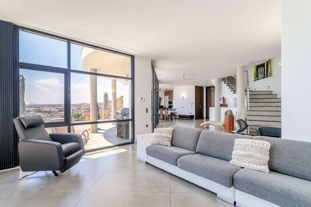 Moderne Villa mit beheiztem Pool und spektakulärem Panoramablick auf Küste und Meer und mit Vermietungslizenz