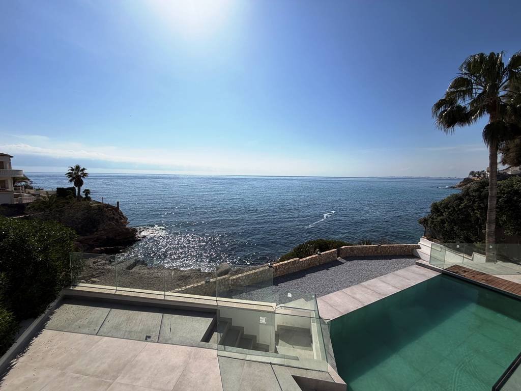 Komplett renovierte Villa direkt am Meer - mit Meer- und Küstenblick!