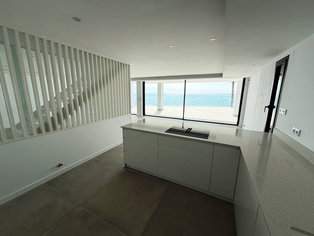 Komplett renovierte Villa direkt am Meer - mit Meer- und Küstenblick!