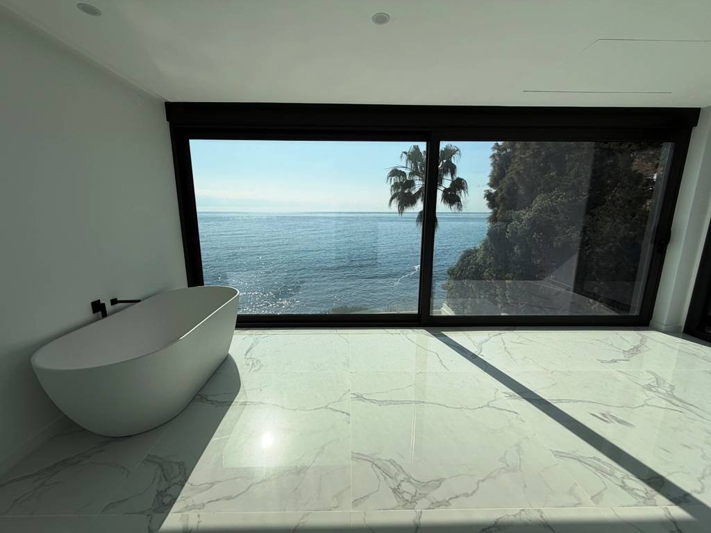 Komplett renovierte Villa direkt am Meer - mit Meer- und Küstenblick!