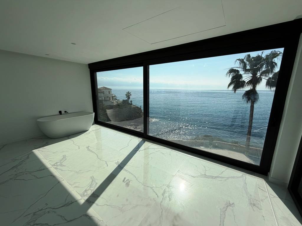 Komplett renovierte Villa direkt am Meer - mit Meer- und Küstenblick!