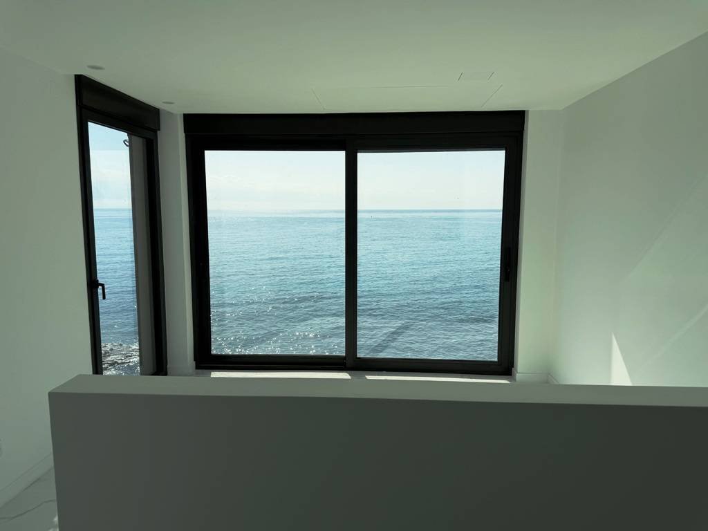 Komplett renovierte Villa direkt am Meer - mit Meer- und Küstenblick!