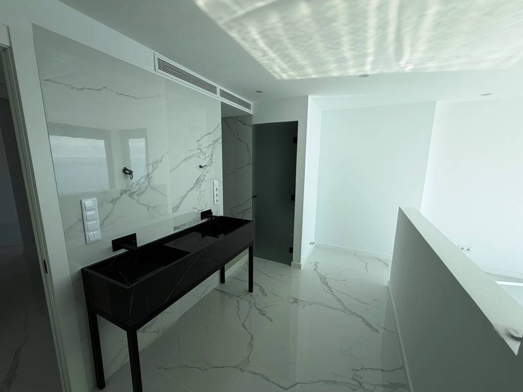 Komplett renovierte Villa direkt am Meer - mit Meer- und Küstenblick!