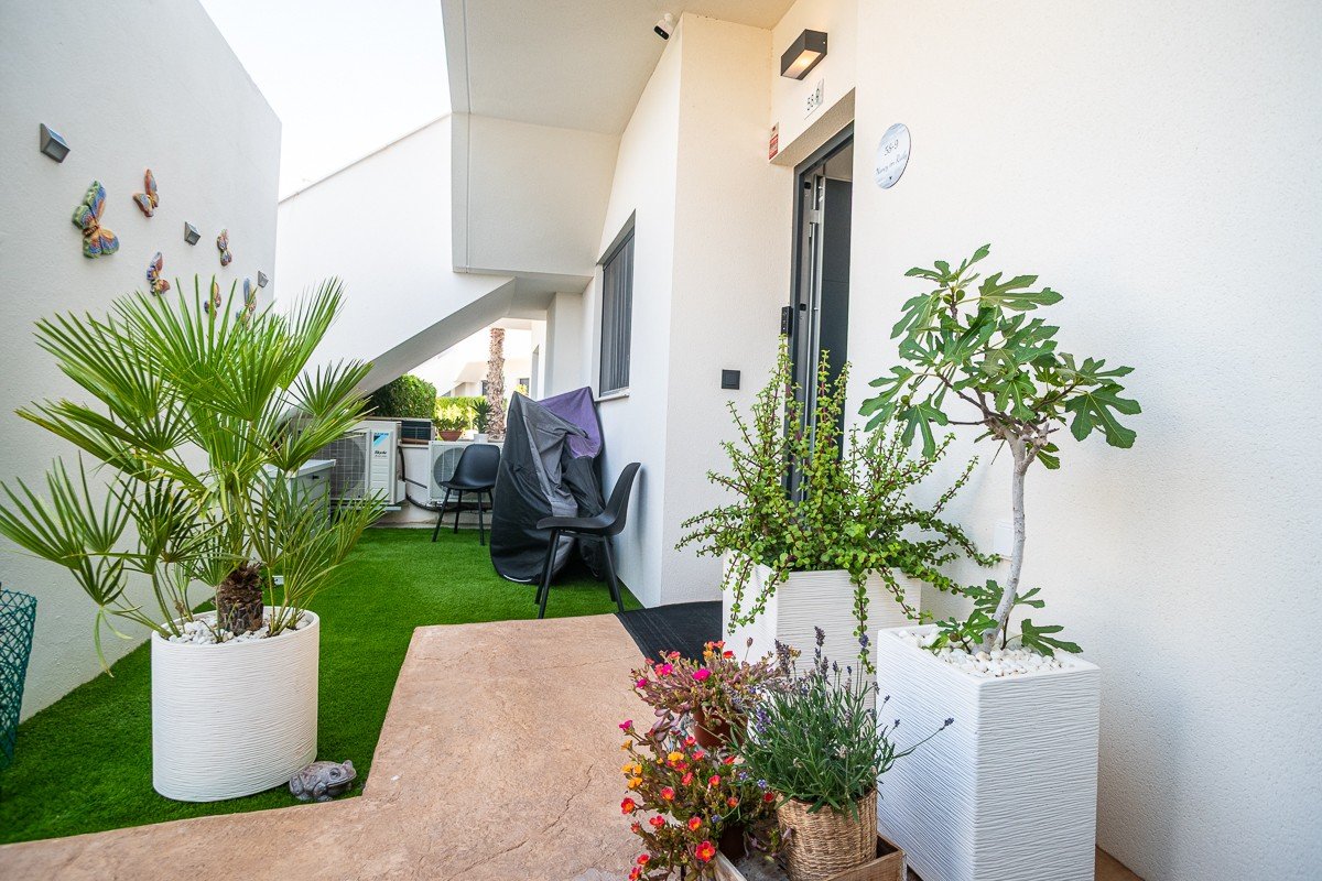 Erdgeschoss-Wohnung mit 2 Schlafzimmern, 2 Bädern, privatem Garten und Gemeinschaftspool in der Lo Romero-Golfanlage