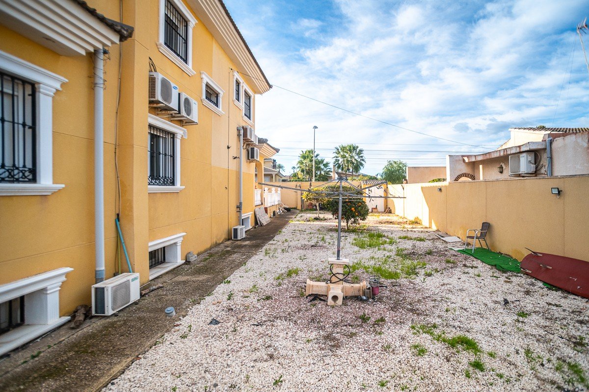 Wunderschöne Villa mit 6 Schlafzimmern, 6 Bädern, Dachterrasse, Alarmanlage und Privatpool