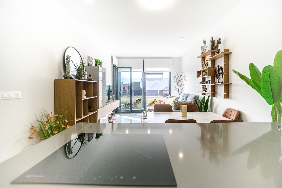 Neuwertige Penthouse-Wohnung mit 2 Schlafzimmern, 2 Bädern, Dachterrasse, Gemeinschaftspool und Tiefgaragenstellplatz