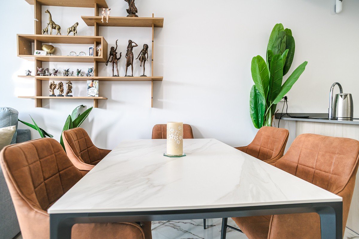 Neuwertige Penthouse-Wohnung mit 2 Schlafzimmern, 2 Bädern, Dachterrasse, Gemeinschaftspool und Tiefgaragenstellplatz