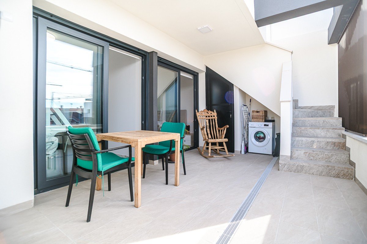 Neuwertige Penthouse-Wohnung mit 2 Schlafzimmern, 2 Bädern, Dachterrasse, Gemeinschaftspool und Tiefgaragenstellplatz