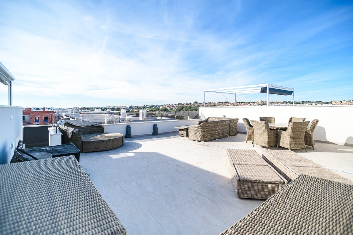 Neuwertige Penthouse-Wohnung mit 2 Schlafzimmern, 2 Bädern, Dachterrasse, Gemeinschaftspool und Tiefgaragenstellplatz