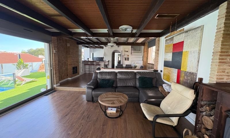 Freistehendes Haus im rustikal-modernen Stil mit privatem Pool, Whirlpool und Keller