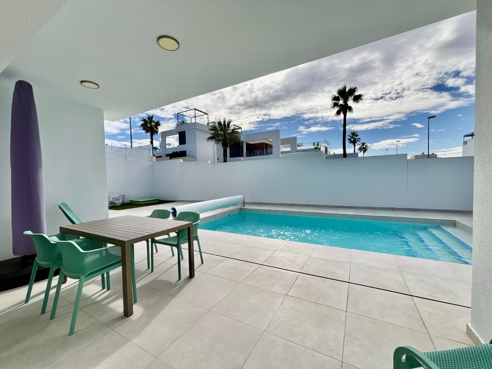 Moderne Villa mit 3 Schlafzimmern, 2 Bädern, Privatpool und Kfz-Stellplatz