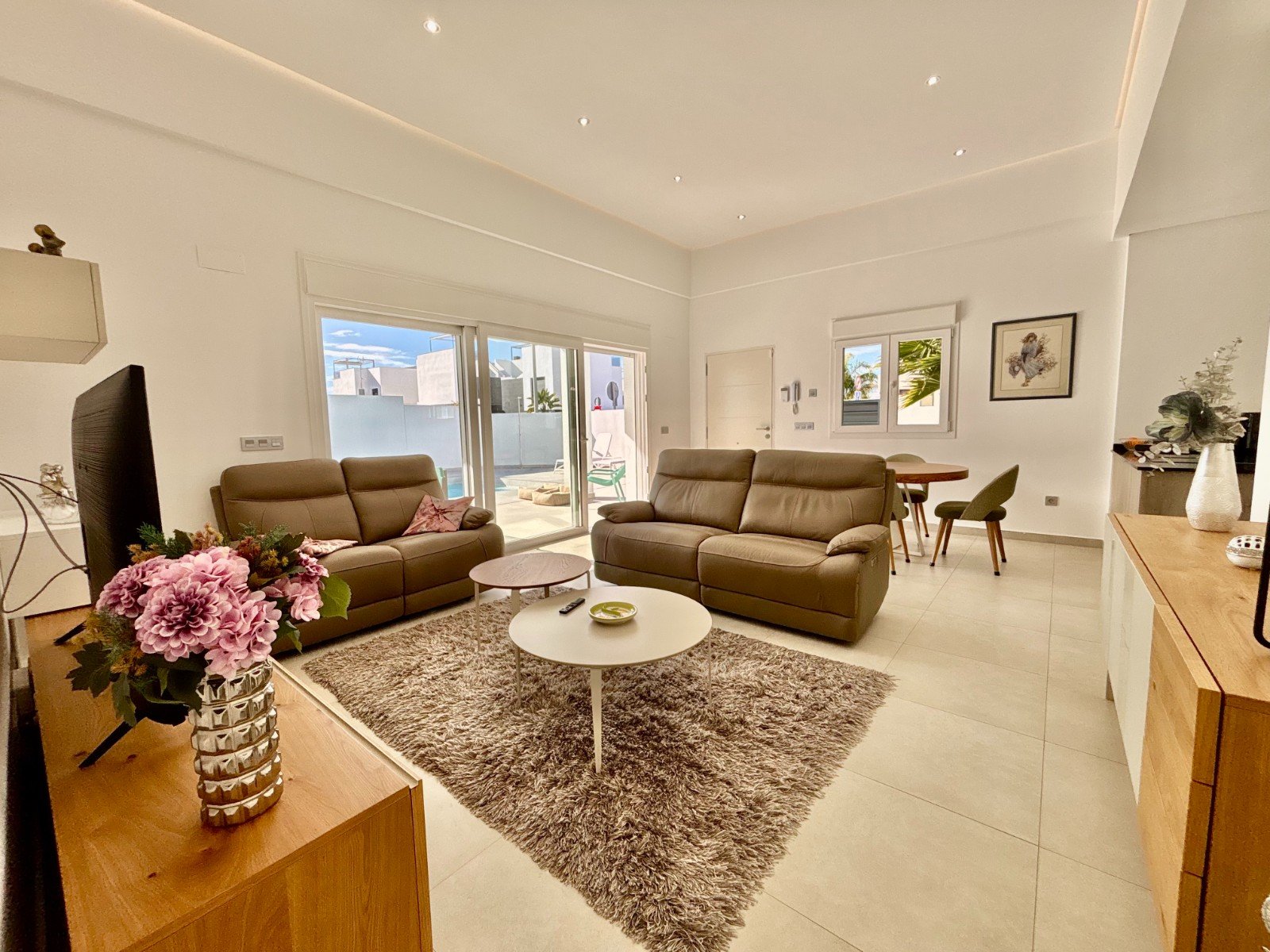 Moderne Villa mit 3 Schlafzimmern, 2 Bädern, Privatpool und Kfz-Stellplatz