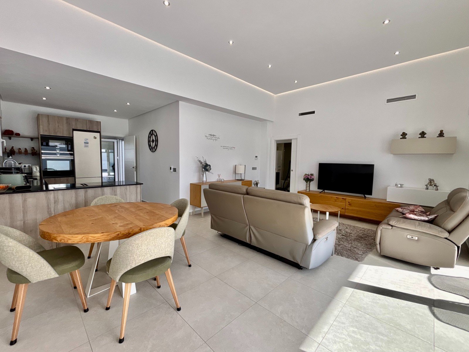 Moderne Villa mit 3 Schlafzimmern, 2 Bädern, Privatpool und Kfz-Stellplatz