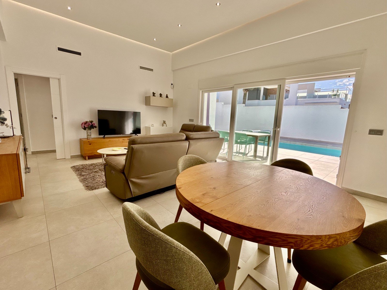 Moderne Villa mit 3 Schlafzimmern, 2 Bädern, Privatpool und Kfz-Stellplatz