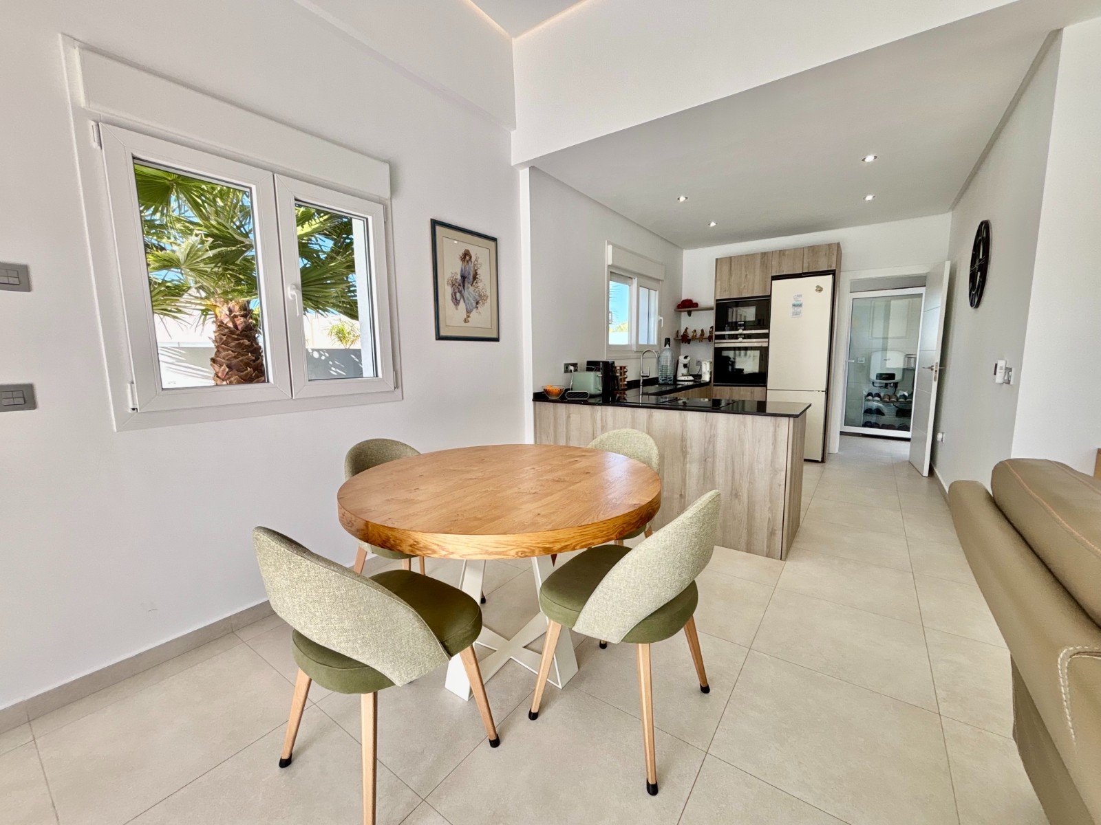 Moderne Villa mit 3 Schlafzimmern, 2 Bädern, Privatpool und Kfz-Stellplatz