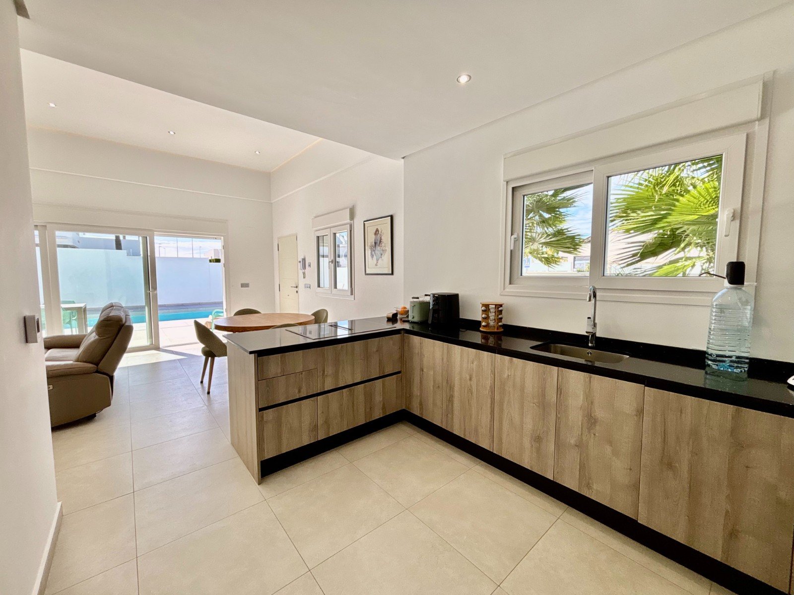 Moderne Villa mit 3 Schlafzimmern, 2 Bädern, Privatpool und Kfz-Stellplatz