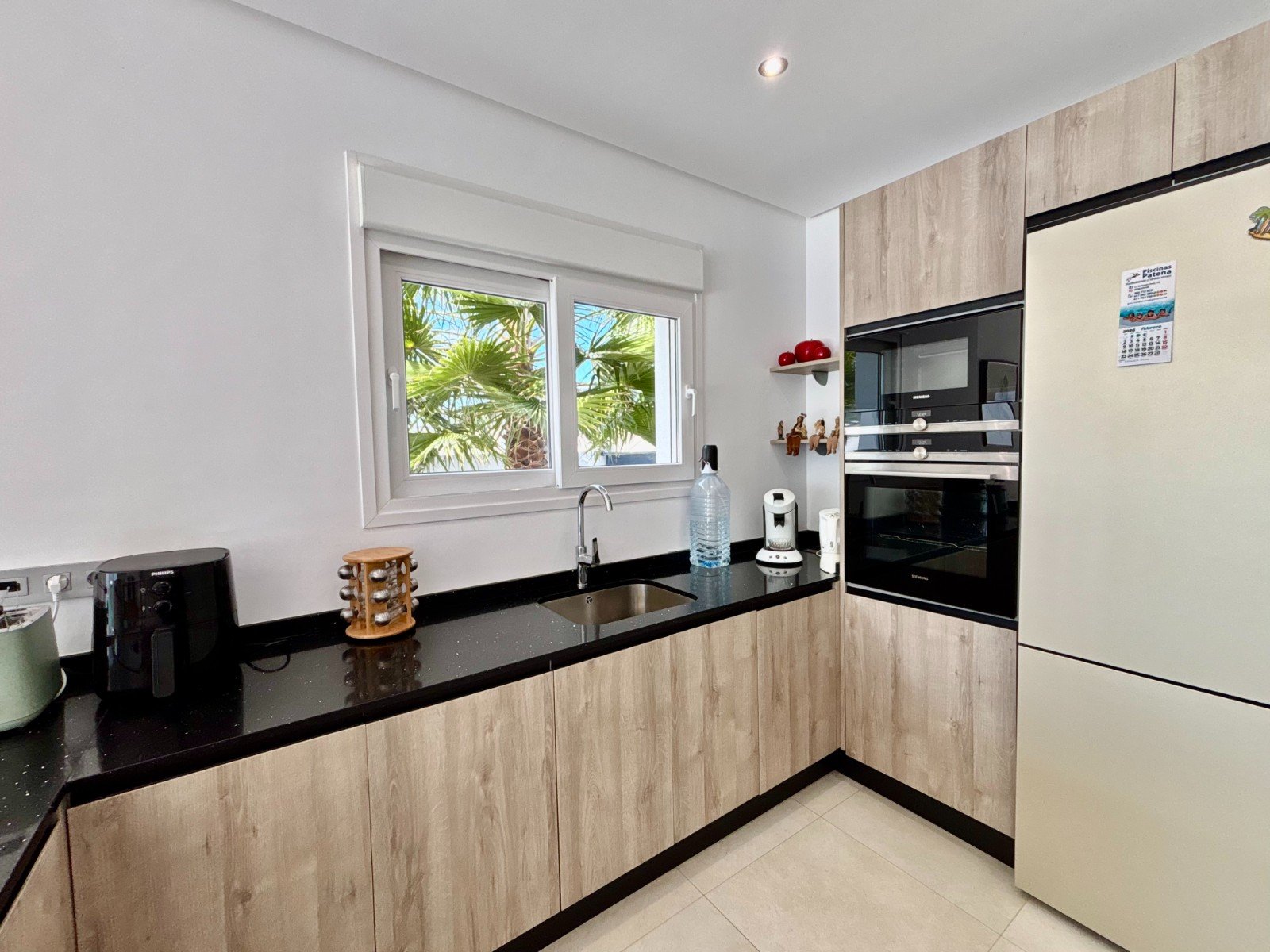 Moderne Villa mit 3 Schlafzimmern, 2 Bädern, Privatpool und Kfz-Stellplatz