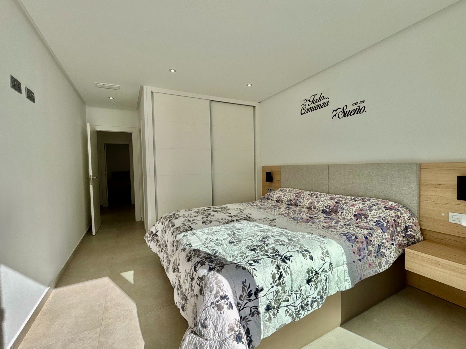 Moderne Villa mit 3 Schlafzimmern, 2 Bädern, Privatpool und Kfz-Stellplatz