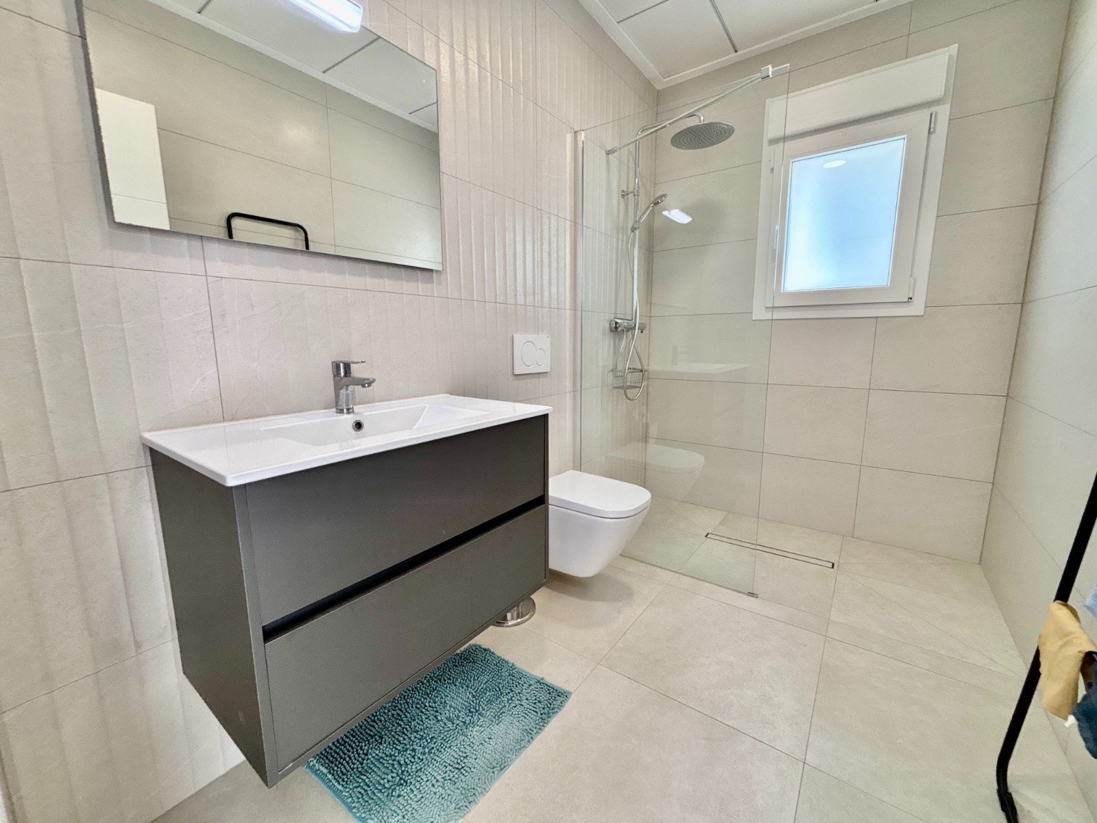 Moderne Villa mit 3 Schlafzimmern, 2 Bädern, Privatpool und Kfz-Stellplatz