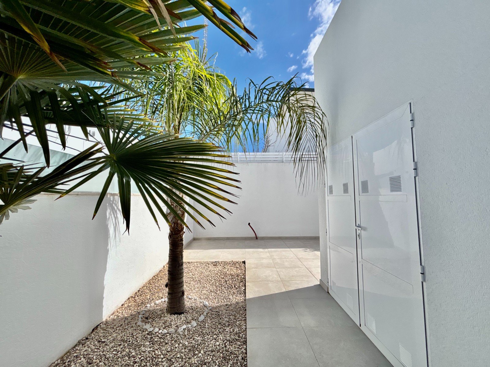 Moderne Villa mit 3 Schlafzimmern, 2 Bädern, Privatpool und Kfz-Stellplatz